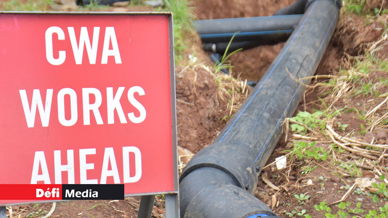 Des travaux de la Central Water Authority pour améliorer la distribution d’eau potable. Le remplacement des tuyaux défectueux est une priorité afin de résoudre le problème de perte en eau qui est assez conséquent, soit 63 % des 883 000 mètres cubes d’eau que la CWA produit au quotidien.