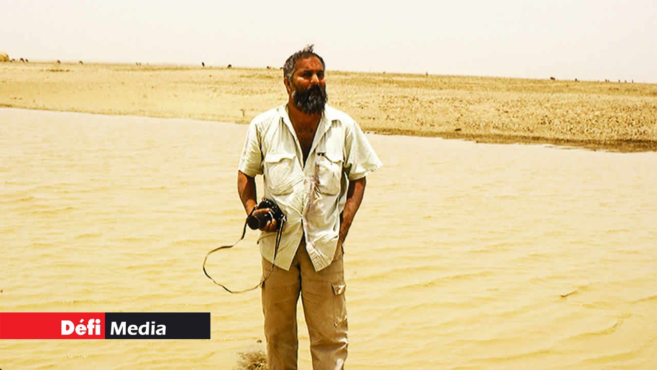 De pays en pays, il passera ses nuits sous les ponts et chez les gens qui voulaient bien l’accueillir. Ce tour du monde devient encore plus spécial avec toutes les histoires et anecdotes qu’il raconte.