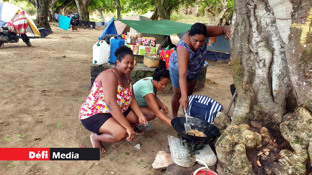 À Le Goulet, la famille Dick prépare un peu de poisson frite, avant de prendre l’apéro.