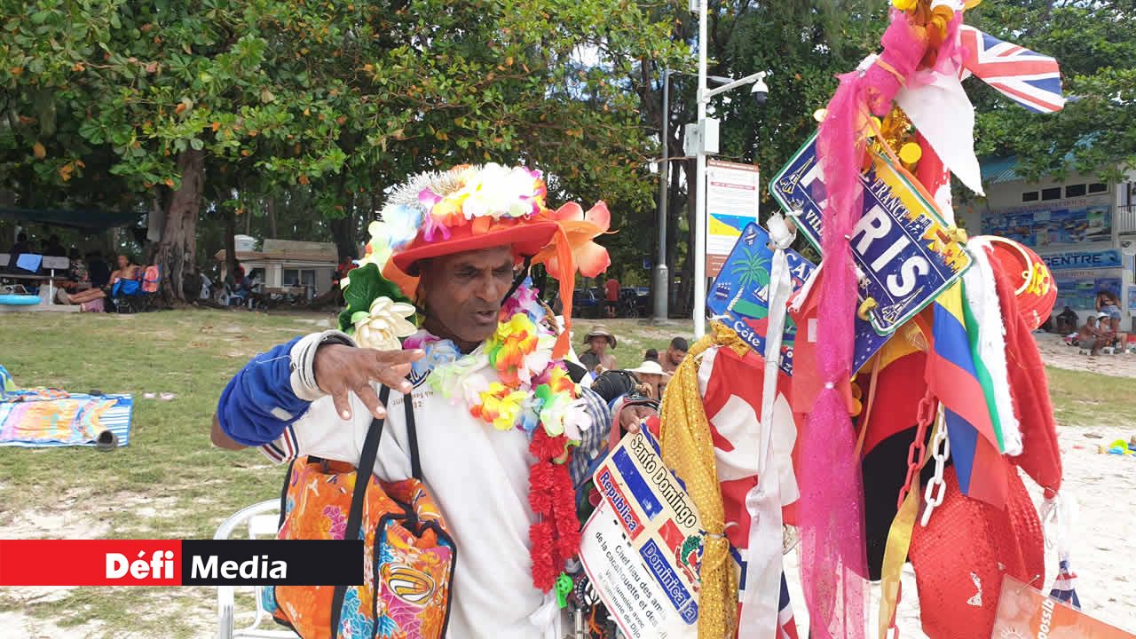 Anand Robe, le marchand des plages, à Trou-aux-Biches.