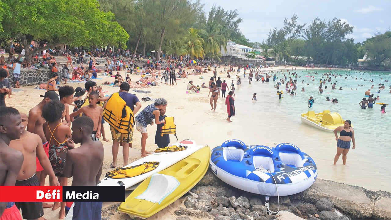 La plage de Péreybere était bondée.