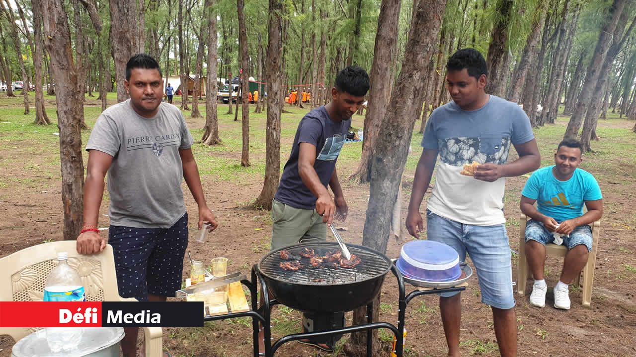Pour déjeuner, les familles Doobaree et Husraz de Highlands et Rose-Belle ont choisi de faire une grillade à Mont-Choisy.