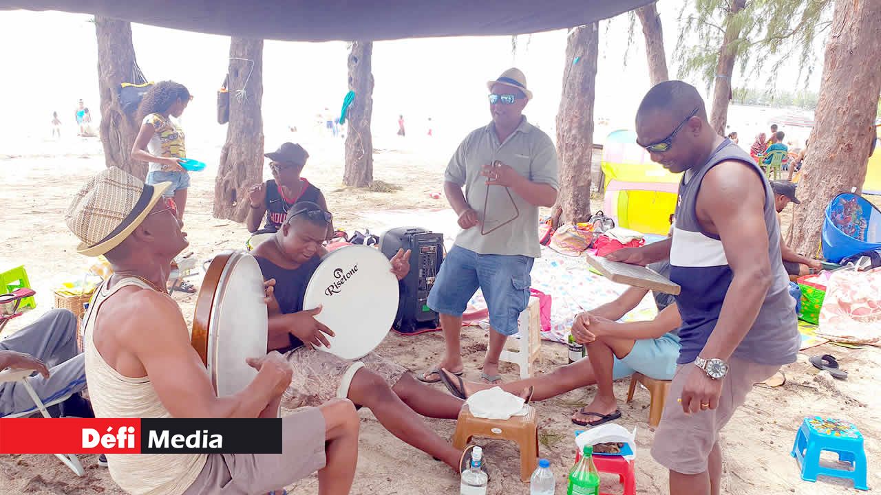 C’est au son du triangle, de la ravane, de la maravane et du Djembé que la famille Gabrielle fait la fête à Mont-Choisy.
