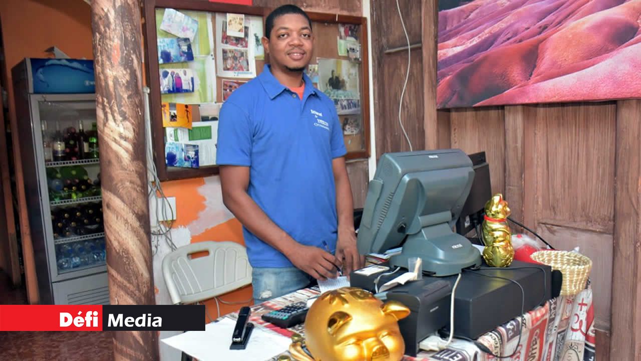 L’un des fils est à la caisse recettes