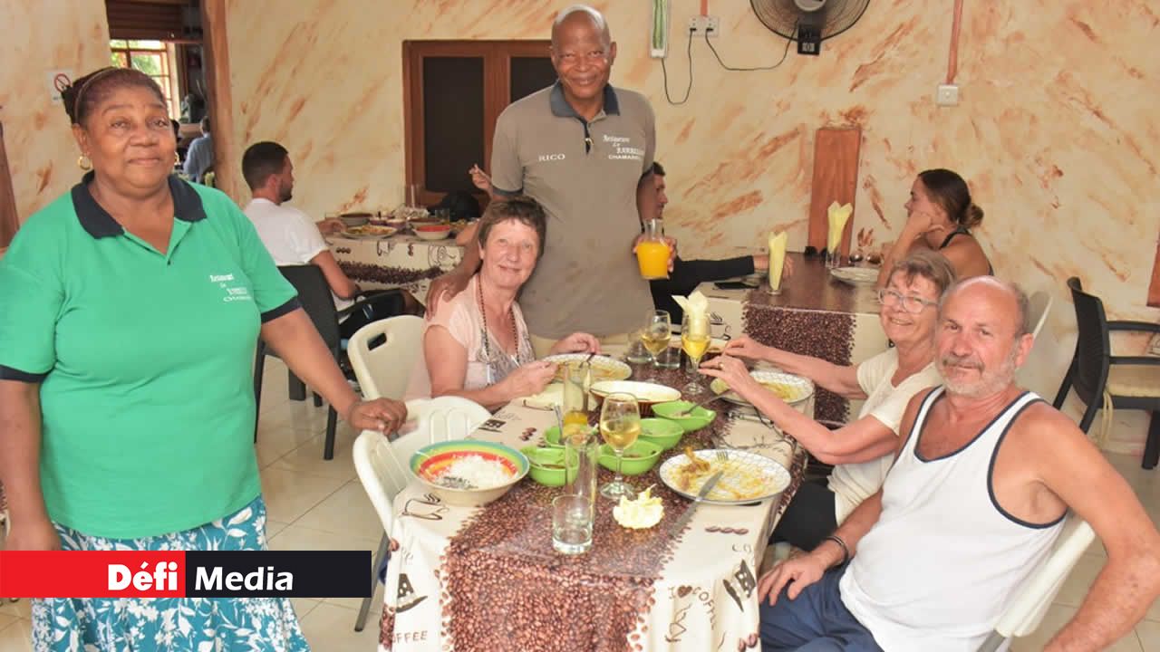 Marie Ange et Rico L’intelligent avec la famille Albucher, de France, qui visite ce lieu chaque fois qu’ils sont à Maurice. recettes