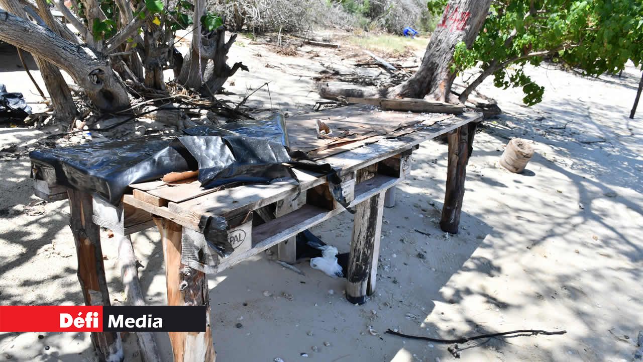 Une table recouverte d’écailles de poisson a été laissée à l’abandon, dégageant une odeur nauséabonde dont personne ne semble se soucier.