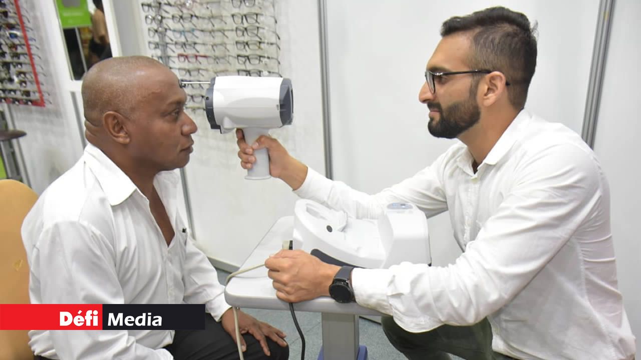 Le stand de Patel Optics offre des tests de la vision gratuits.