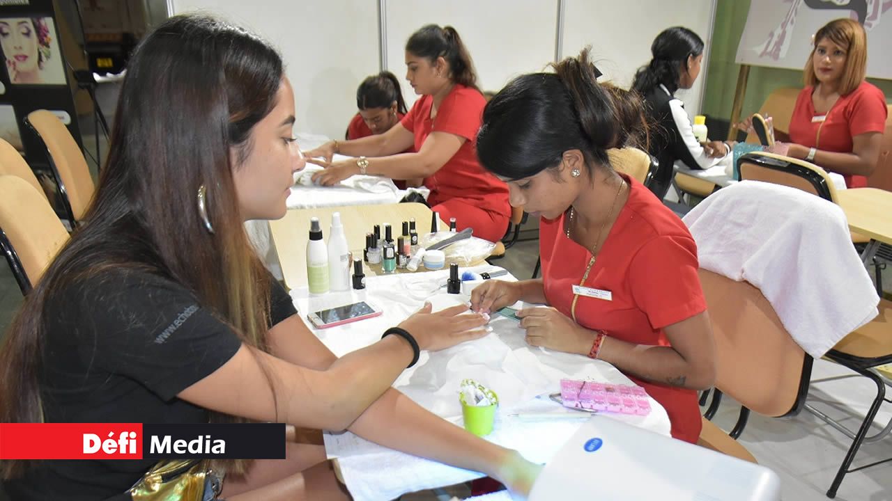 Pour les plus coquettes, offrez-vous une manucure pour seulement Rs 200 au stand de Marion Hair Club.