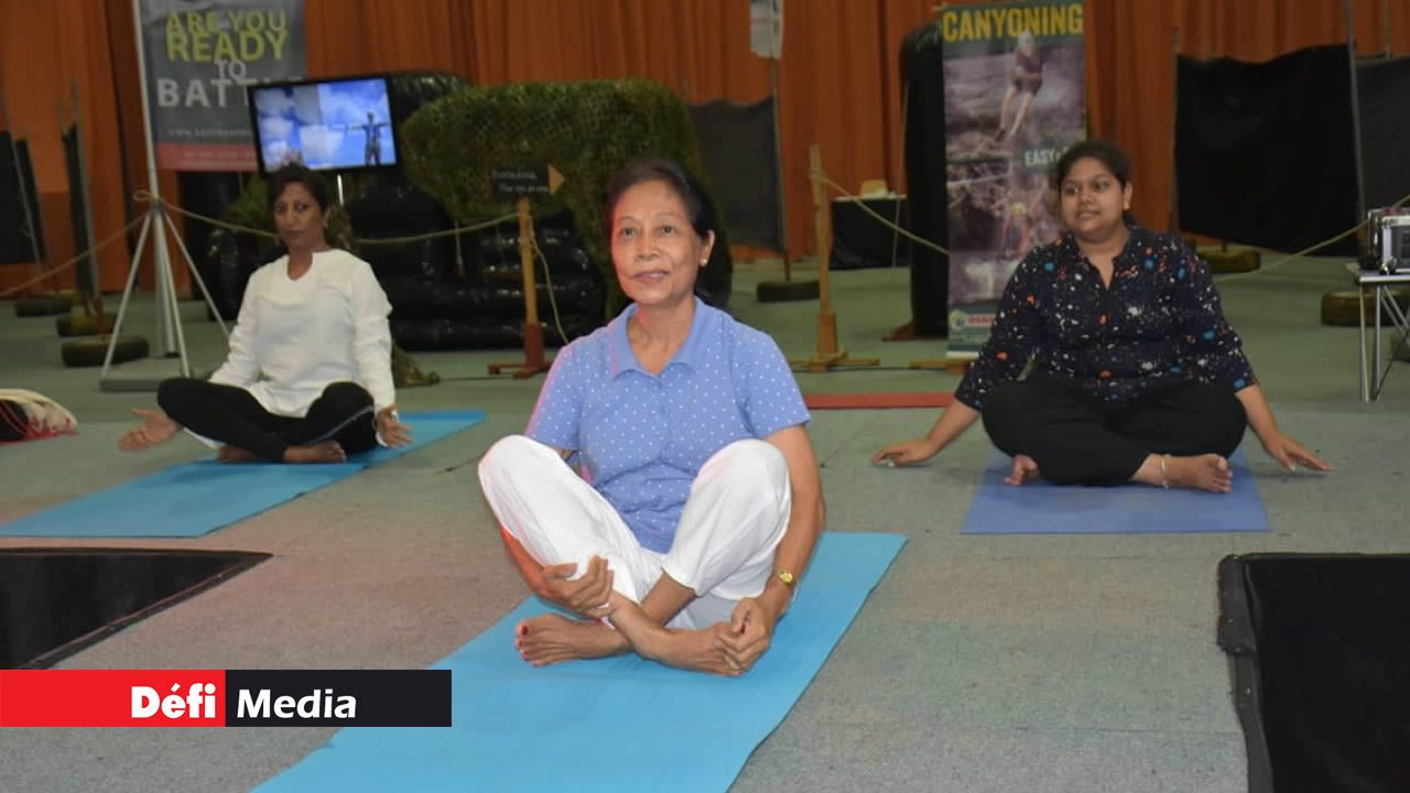 Art of Living a proposé une session de yoga gratuite.