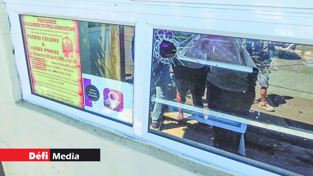 Au moins neuf coups de feu ont été tirés en direction de la maison du policier.