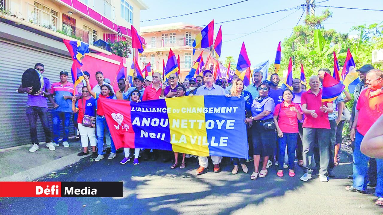 Les candidats et sympathisants de l’Alliance du Changement sont arrivés accompagnés du ministre Rajesh Bhagwan et de la Junior Minister Karen Foo Kune-Bacha.