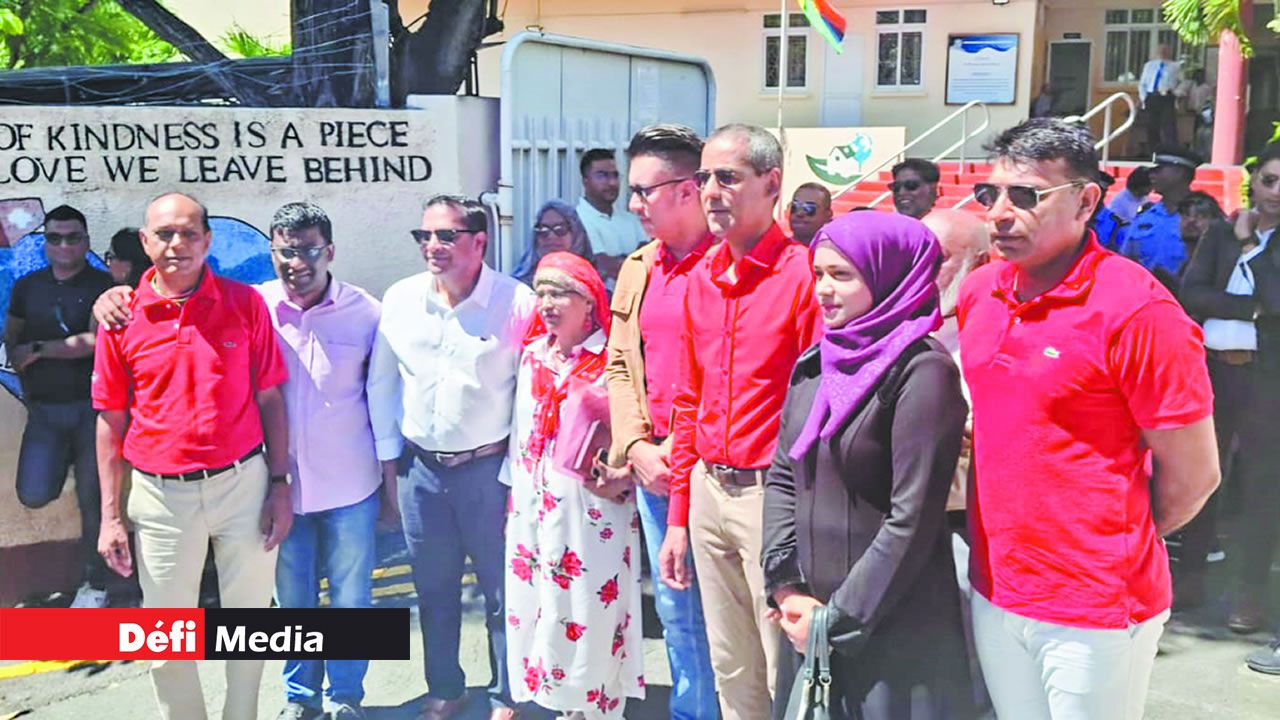 Dépôt de candidatures au collège d’État Renganaden Seeneevassen. Présence remarquée des ministres Shakeel Mohamed et Osman Mahomed.
