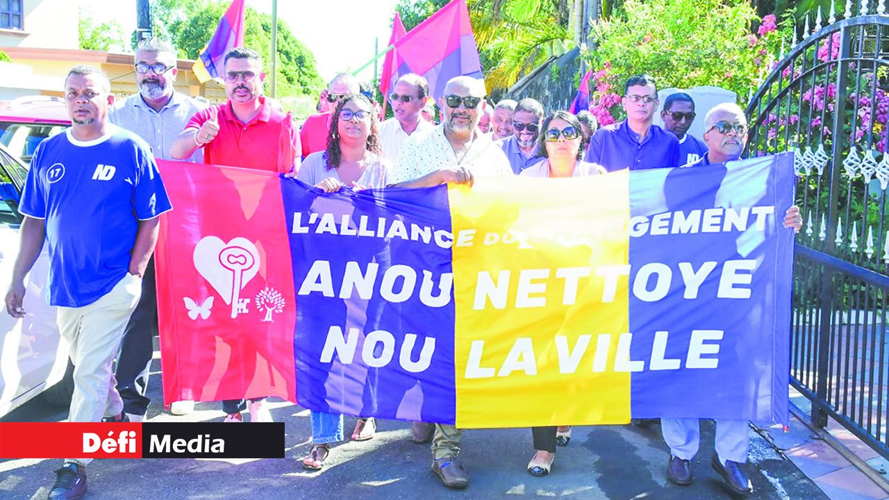 Les candidats au Ward 2 accompagnés des élus de la circonscription n˚ 17 : Ajay Gunness, Richard Duval et Michael Sik Yuen.
