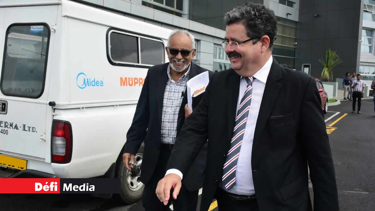 Me Rex Stephen en compagnie de Me Gavin Glover quittant les locaux de l’Icac.