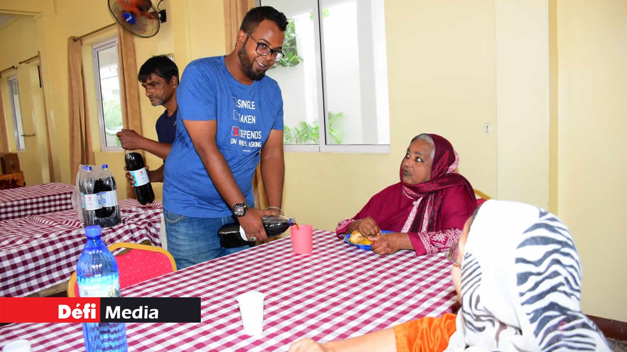 Le service était assuré par des visiteurs au grand coeur. Eid ul-Fitr