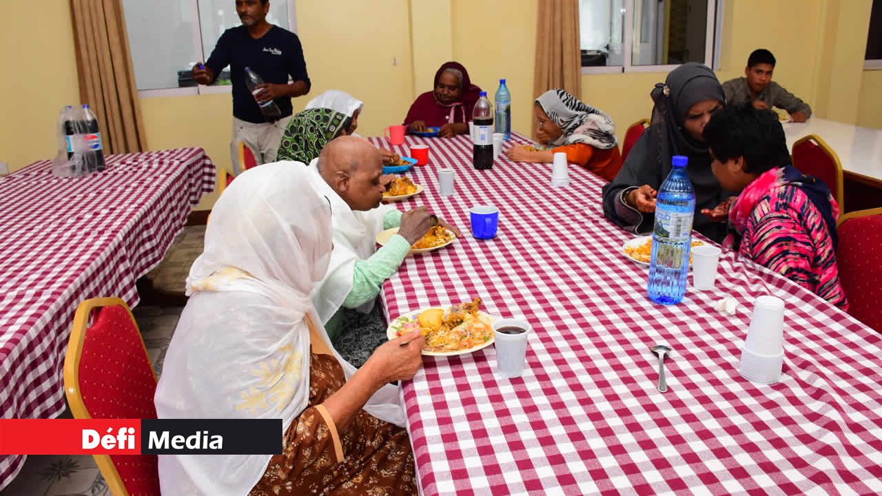 Un déjeuner de roi pour les pensionnaires de l’orphelinat en ce jour spécial. Eid ul-Fitr