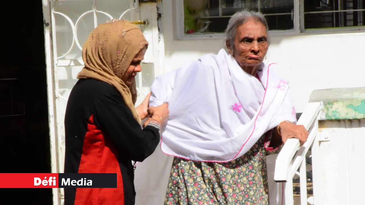 Une des résidentes qui s’apprête à passer à table. Eid ul-Fitr