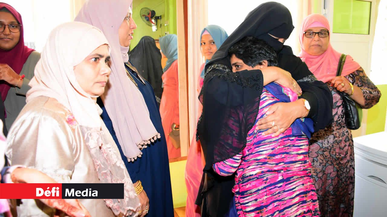 Une pensionnaire dans les bras réconfortants d’une visiteuse. Eid ul-Fitr