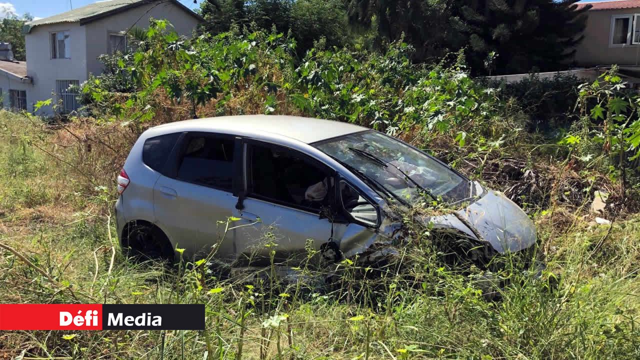 Ce véhicule abandonné est un foyer pour les moustiques. Terrains en friche dans l’Ouest