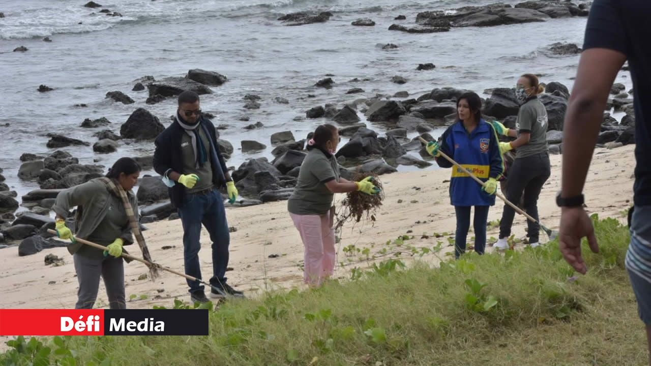 La campagne visait à sensibiliser les Mauriciens à la préservation de l’environnement. L’équipe du Défi Media Group a mouillé la chemise pour montrer l’exemple.