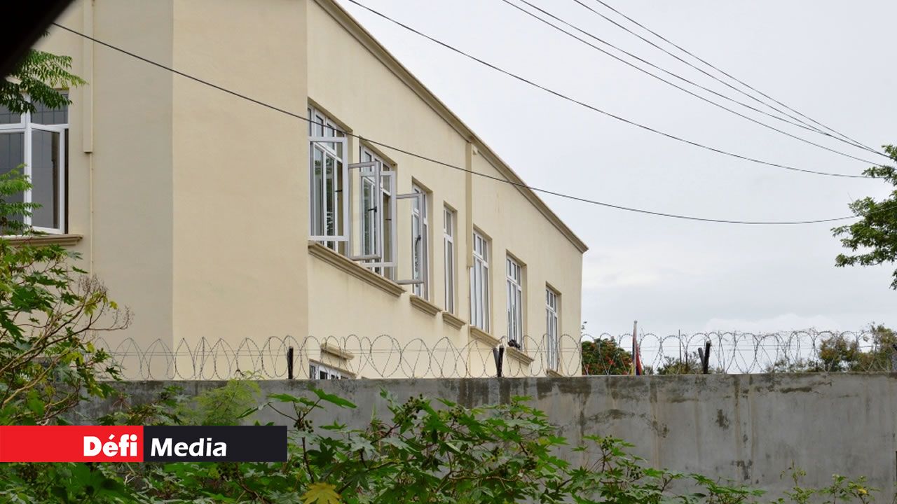 Ismaël M. a franchi le mur du Shelter de plus de deux mètres avant d’enlever son bébé.