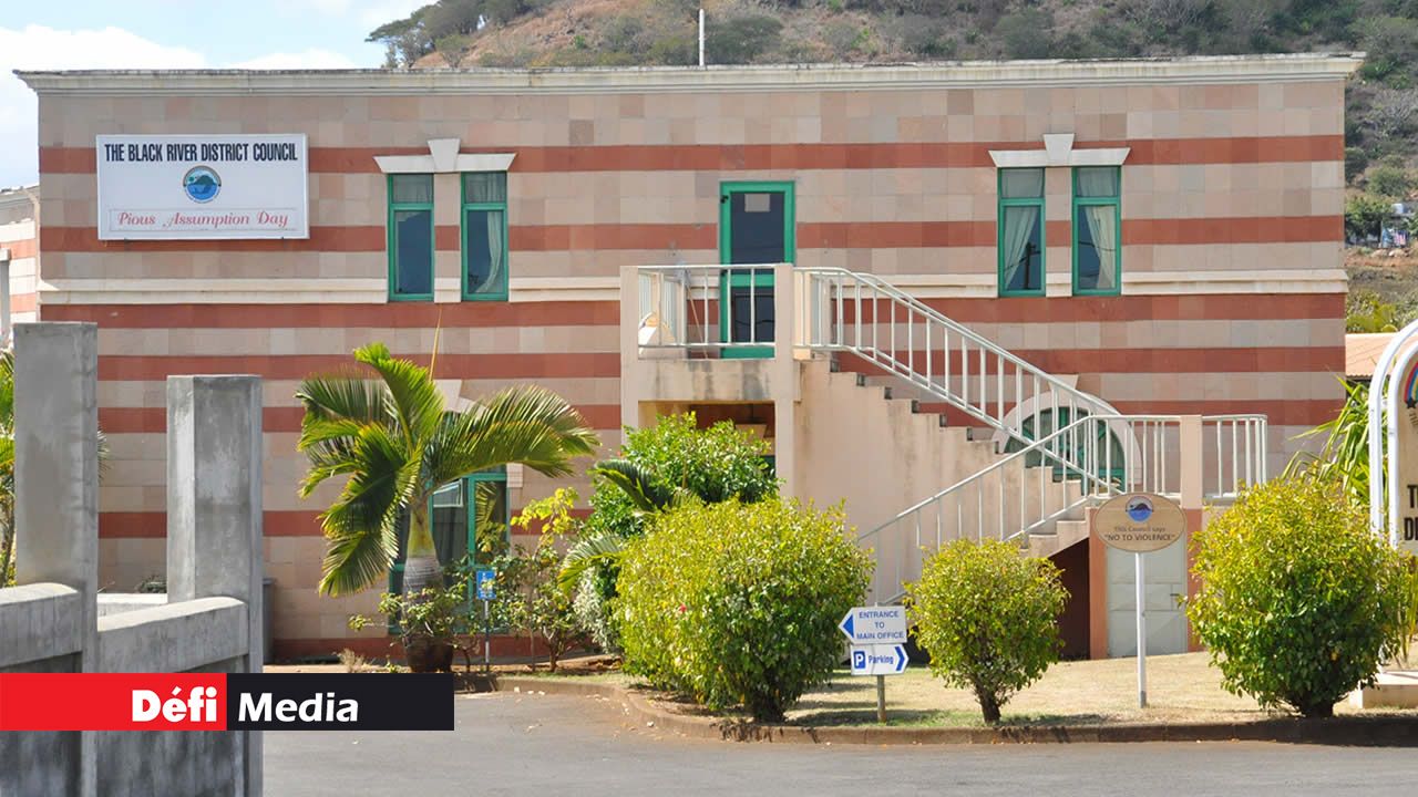 Le siège du conseil de district de Rivière-Noire.