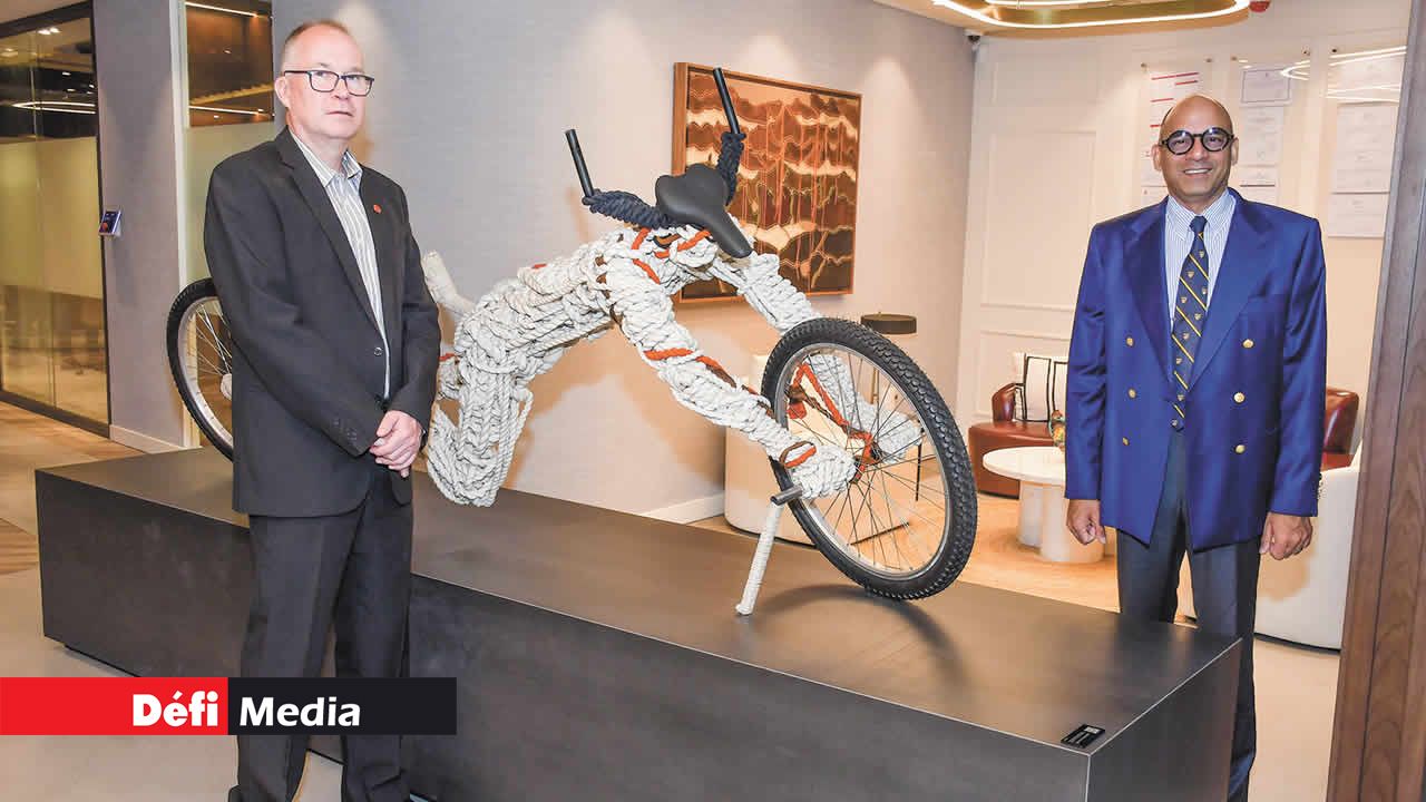 Paul Bayliss, Senior Specialist et Art and Museum Curator d’Absa Gallery, et Jaysen Nundoosingh, Head of Wealth chez Absa Mauritius, posant fièrement devant l’oeuvre de l’artiste Nkhensani Rihlamfu.
