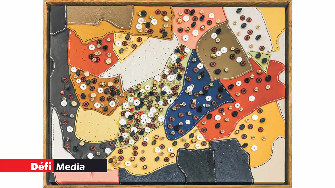 « The City of Love , 2023 – Leather waxed braided thread and buttons on canvas », de l’artiste Abongile Sidzuma de Cape Town en Afrique du Sud.