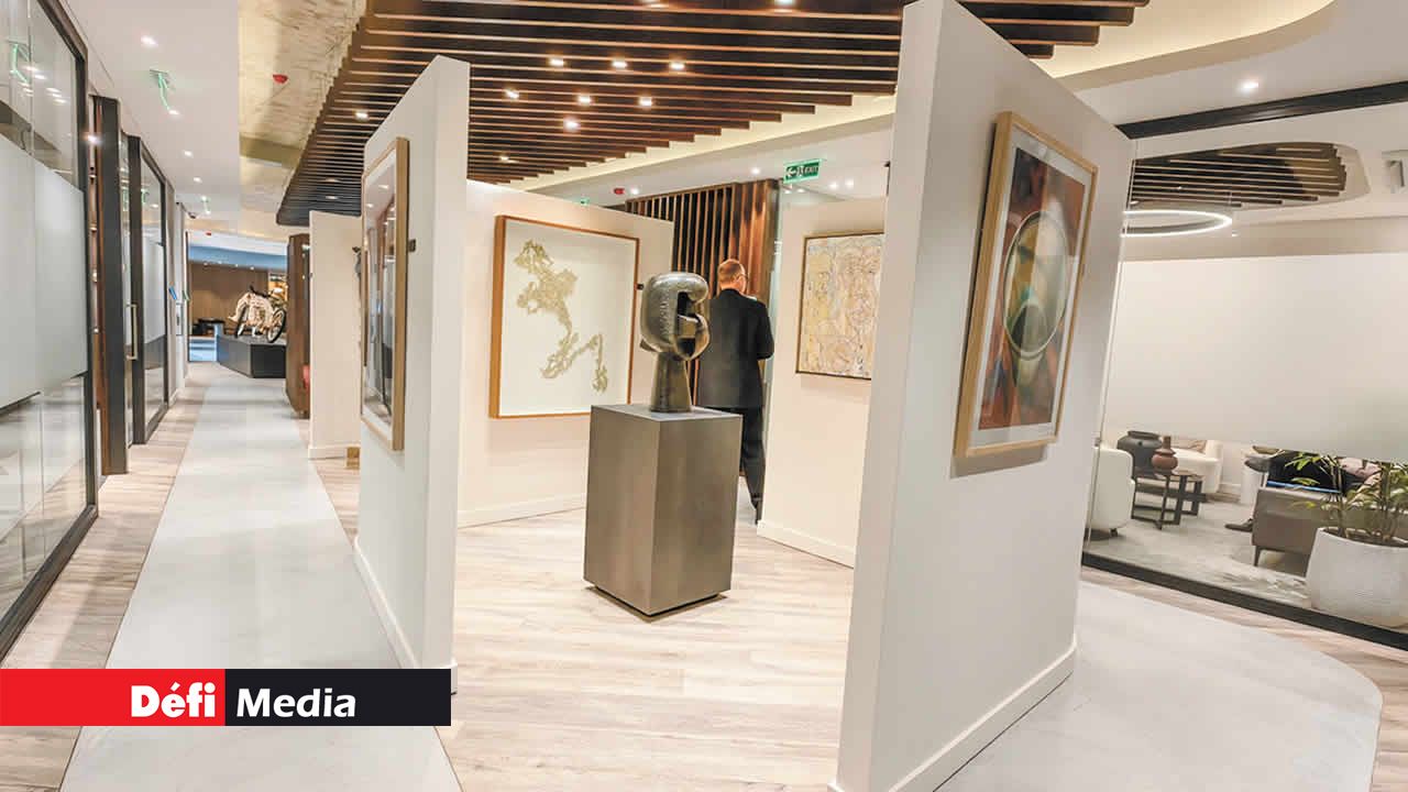 Une vue de la salle où sont exposées les œuvres d’art des artistes d’Afrique et d’Europe.