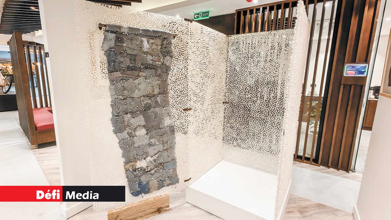 L’œuvre « Cleansing », 2022, de l’artiste Dr Adelheid Frackiewicz. Une installation poignante qui, à travers les vestiges des douches et des vêtements, nous plonge dans l’indicible souffrance de millions de victimes de l’Holocauste.