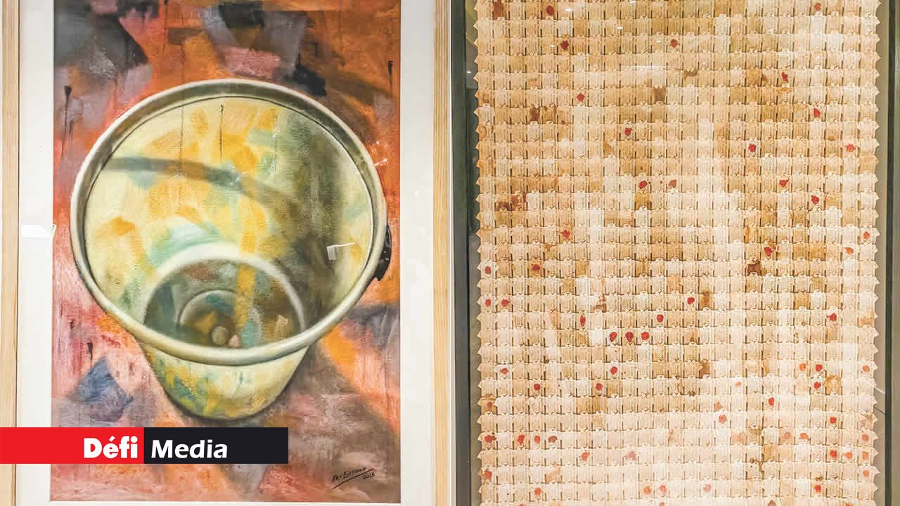 Pat Sithole compose des tableaux éclatants où les couleurs vives tissent des récits positifs. You can have the shirt off my back, Punk! - 1 000 billets de banque aplatis et tachés de thé, bois, cire à cacheter pour courrier, cartouche usée de .44 magnum. 2010-2011