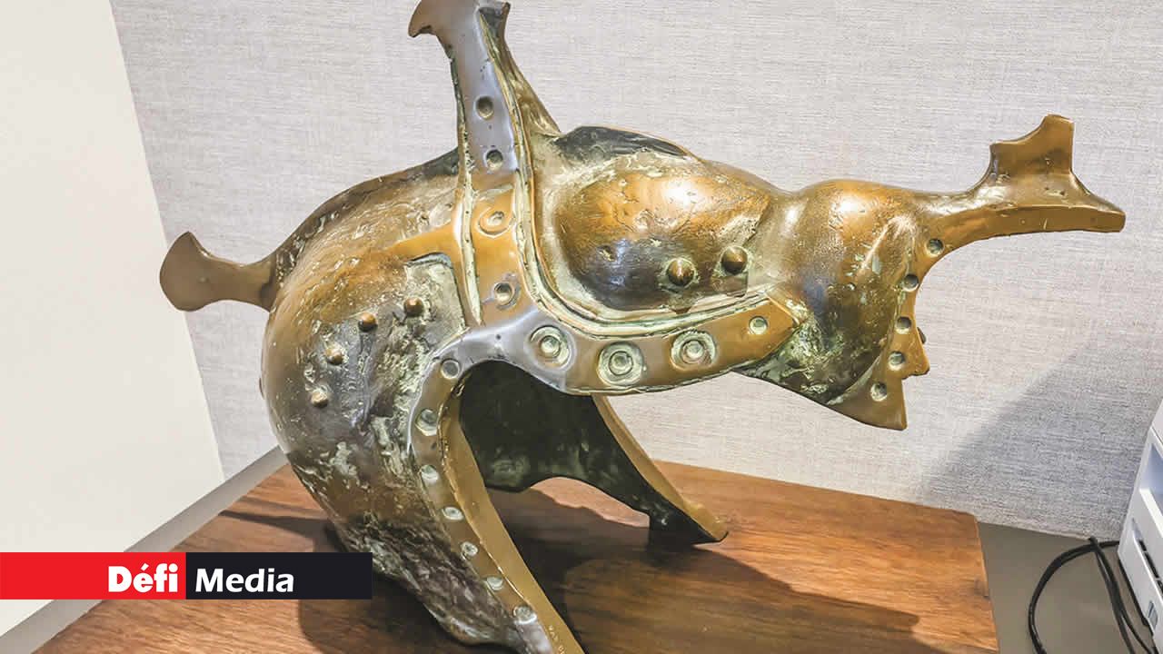 Un casque de roi africain, de l’artiste Gunther Friedrich.