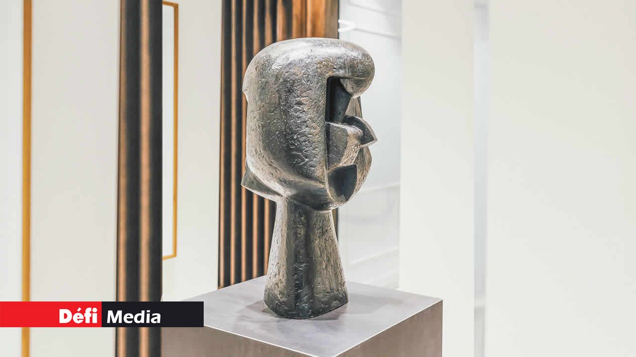 Statue en bronze d’Edoardo Villa (1915–2011).