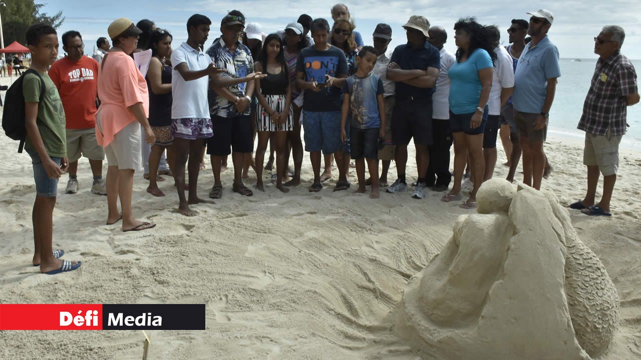 Sculpture du dodo et de l’homme sortant d’un oeuf qui représente la destruction de cet animal à Maurice. Sculpture du dodo et de l’homme sortant d’un oeuf qui représente la destruction de cet animal à Maurice.