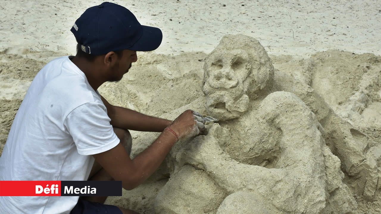 Sculpture d’un singe démontrant les abus de l’homme moderne sur les animaux de Nitin, Julien et Melvyn. Sculpture d’un singe démontrant les abus de l’homme moderne sur les animaux de Nitin, Julien et Melvyn.
