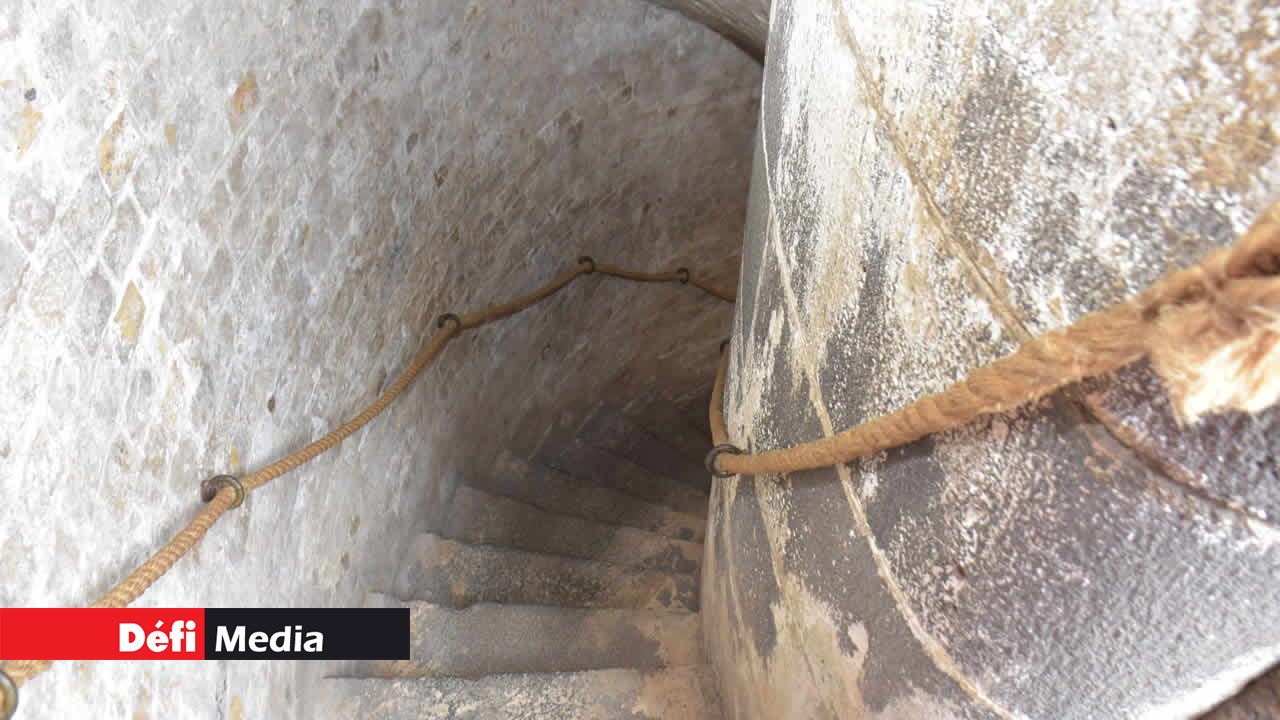 Les marches tailleés en pierres sont en bon état. La Tour Martello