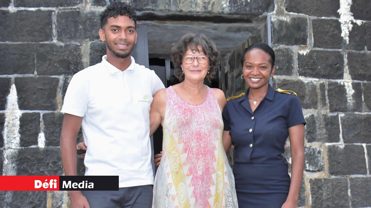 Daryl Moonsamy, Gill La Hausse de la Louvière, la responsable, et Ingrid Patate qui partagent ces moments avec les visiteurs. La Tour Martello