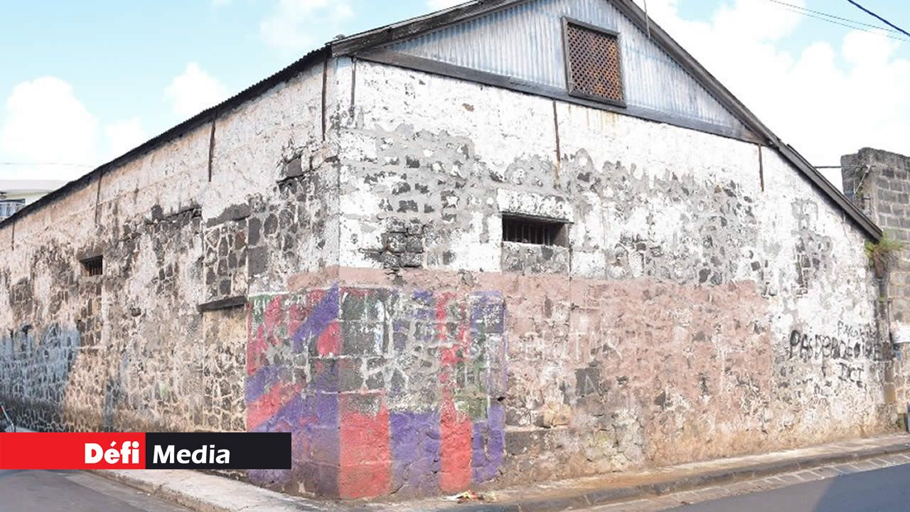 Cette bâtisse qui était autrefois occupée par des esclaves a été convertie en entrepôt.