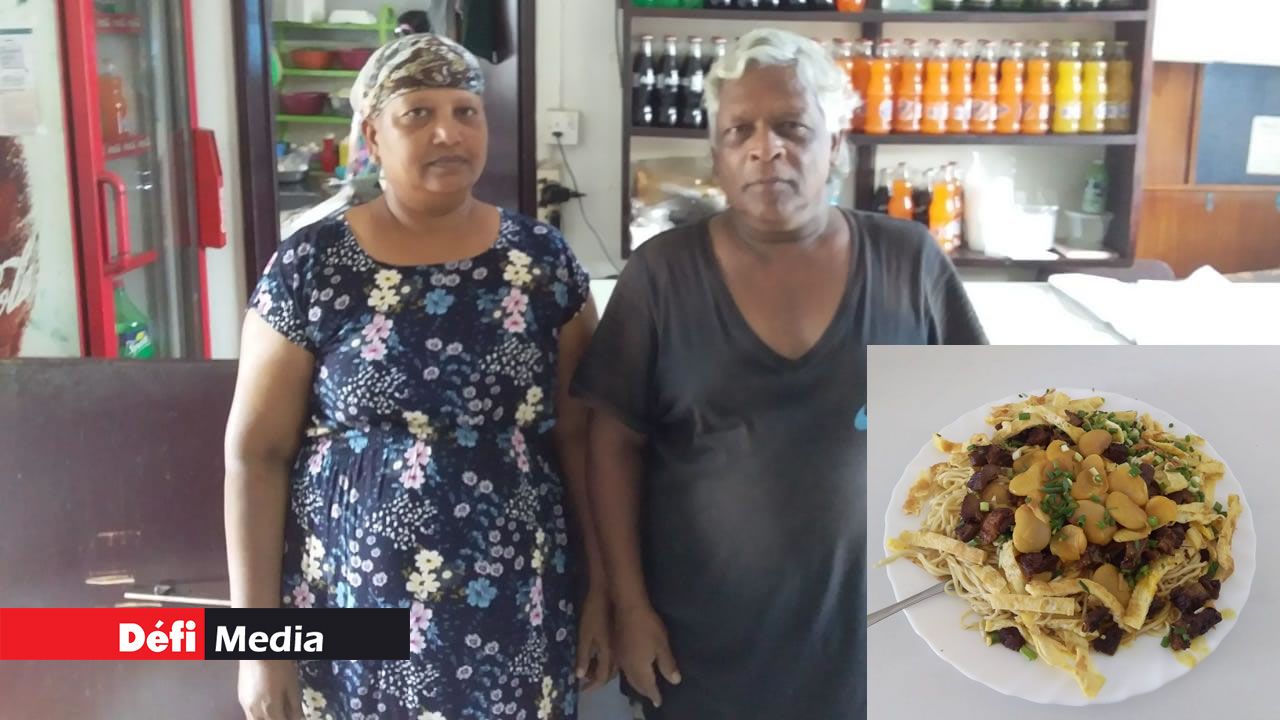 Chandralall Algoo en compagnie de son épouse qui gère la cuisine.