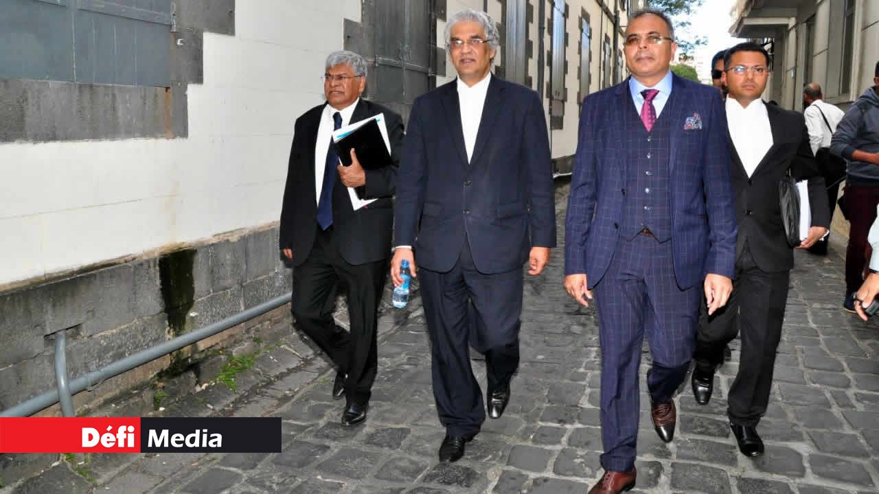 Le Deputy Speaker (deuxième à droite) accompagné de ses avocats.