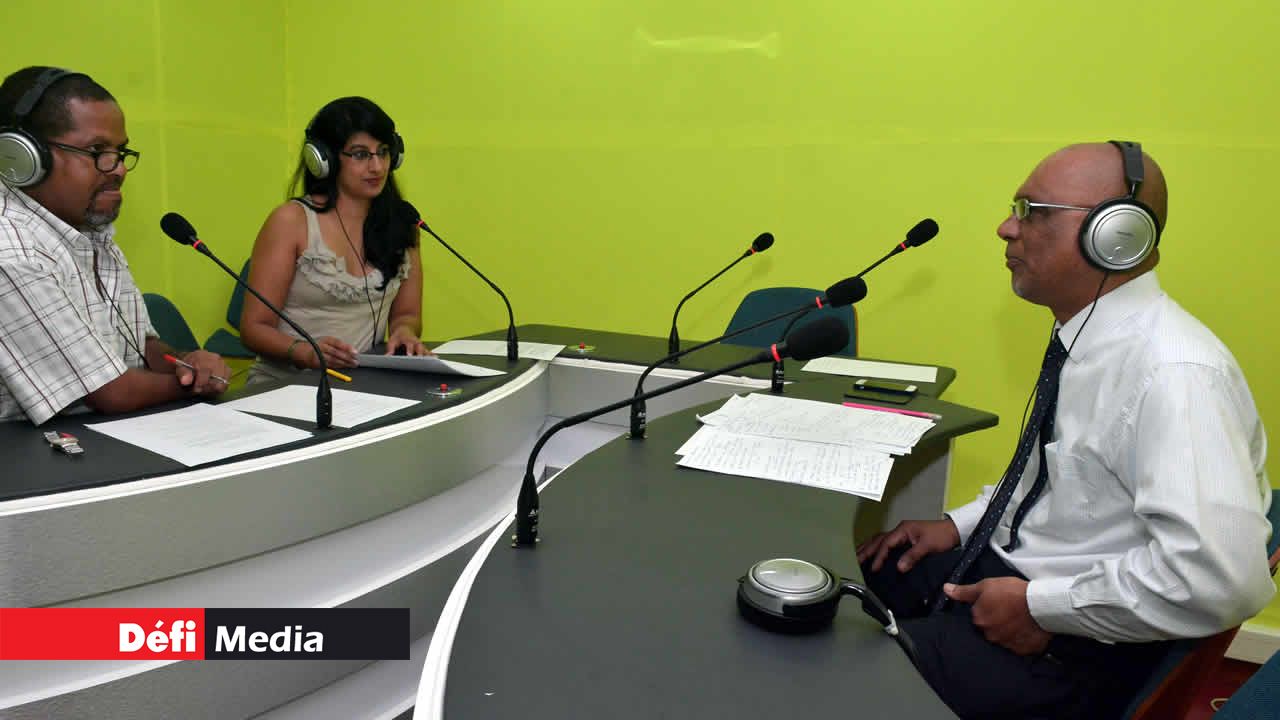 Le Dr. Hamid Alleemudder, dermatologue, avec Caroline et Jean Marie ,  lors de l’émission Explik ou cas santé. 