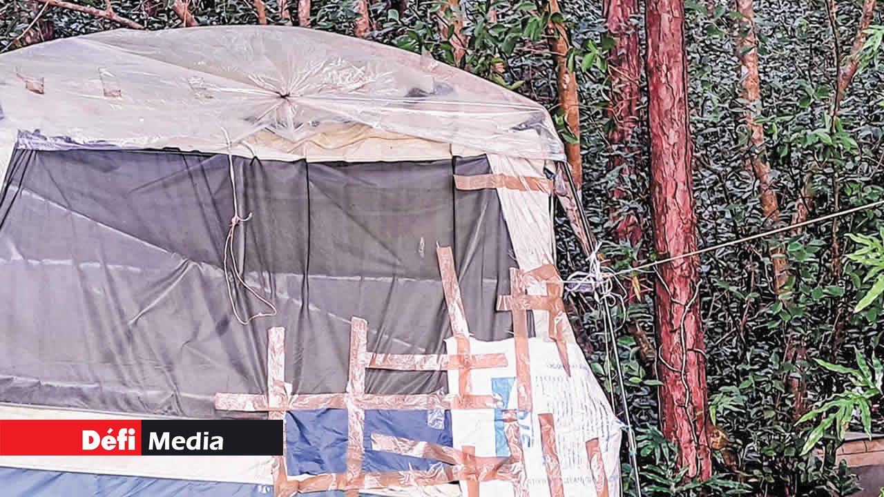 Sa tente de camping rapiécée.