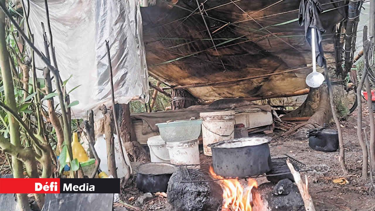 Sous sa tente de fortune.