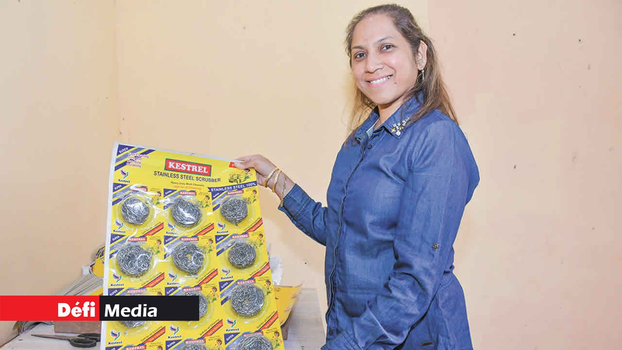 Vikrant Singh assiste son épouse dans le conditionnement des scrubbers dans leur atelier.