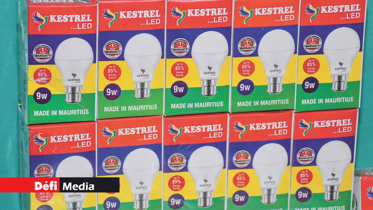 Après le montage, les ampoules sont placées dans des boîtes.