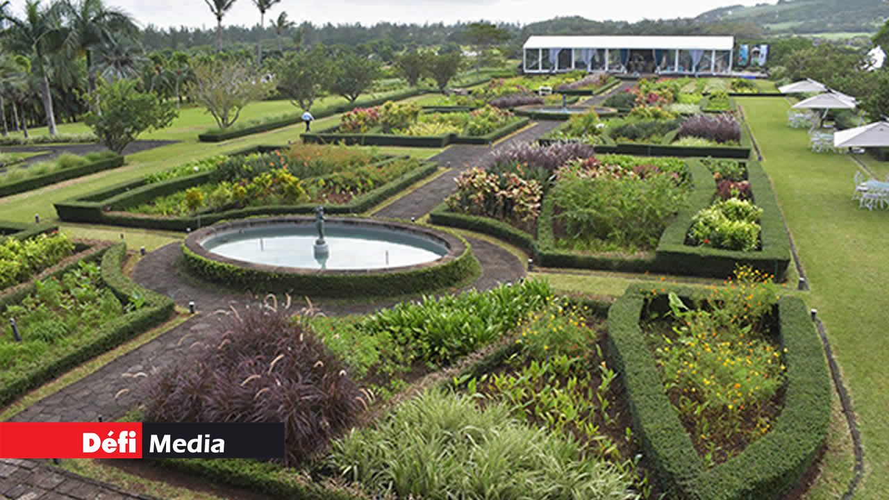 Le jardin à la française avec ses animaux fait rêver.