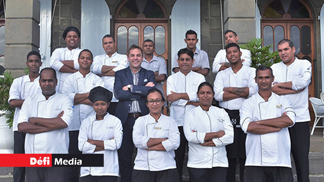 Le directeur du château de Bel-Ombre, Jérôme Carlier, est entouré du chef Ram Appadoo et de son équipe en cuisine.
