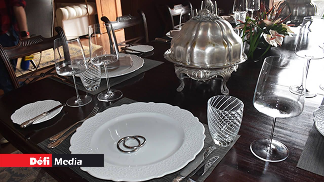 Le restaurant avec des tables d’exception, des couverts argentés et des verres en cristal.