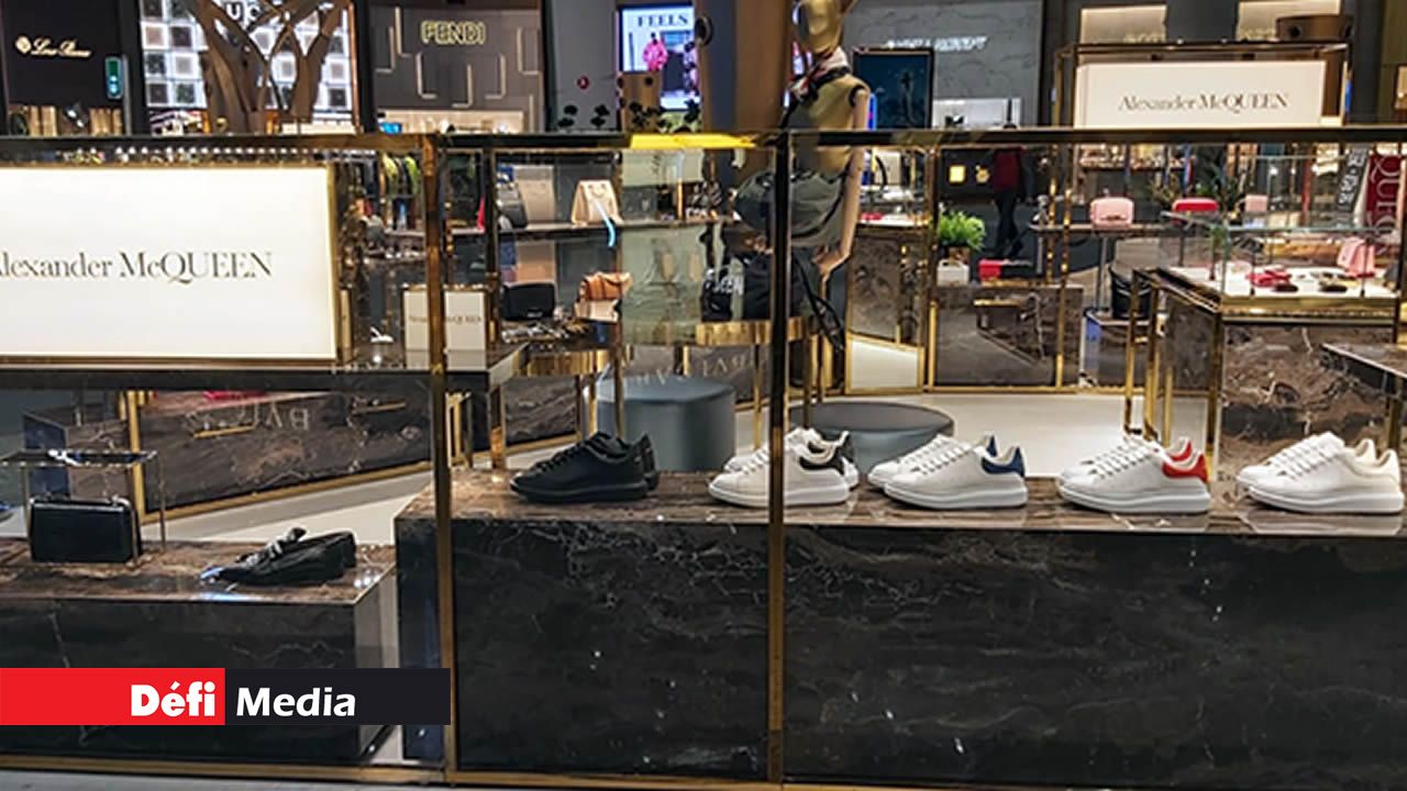 À l’aéroport d’Istanbul, la décoration intérieure d’une boutique de luxe est inspirée de l’art moderne couplée à une touche rustique.