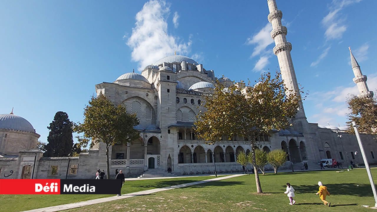 La mosquée du Sultan Suleiman, une imposante structure qui règne sur les collines d’Istanbul.